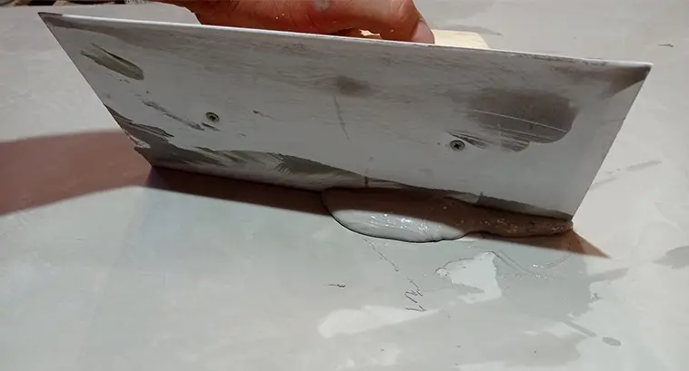 Profesional impartiendo curso de microcemento en Jaén