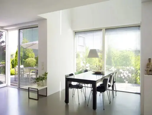 Luminosa cocina con suelo brillante de microcemento en Logroño