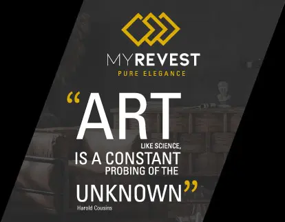 Salón de diseño con una pared de microcemento y decoración en madera.